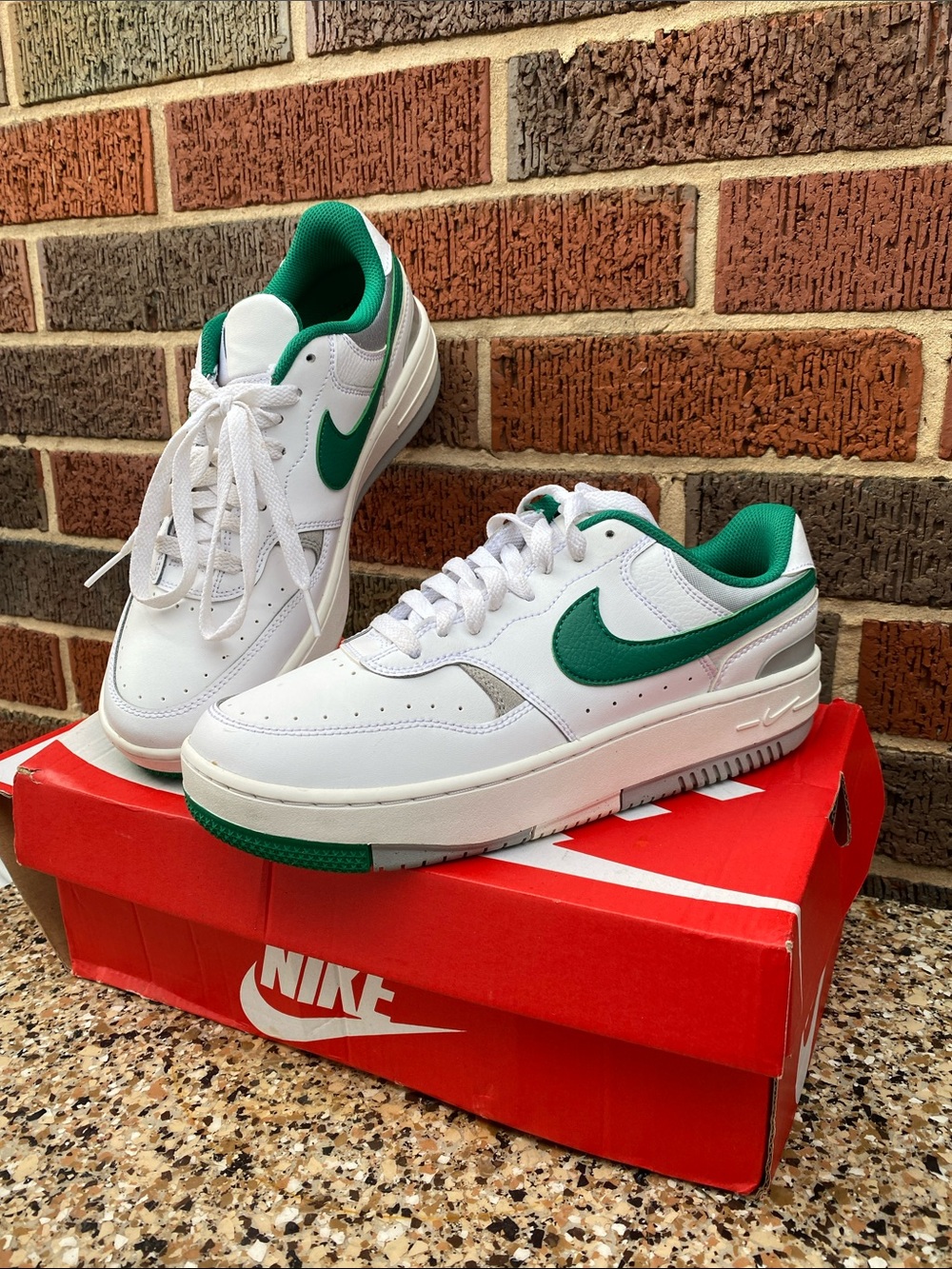 Nike Men’s White & Green Low-Top Sneakers — Classic Swoosh Design